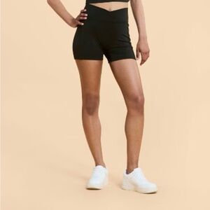 Blogilates Women's Criss Cross Scrunch Biker Shorts 4”